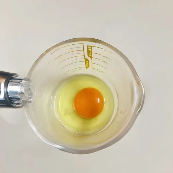 Pecahkan 1 butir telur (±50 gr) ke dalam mangkuk