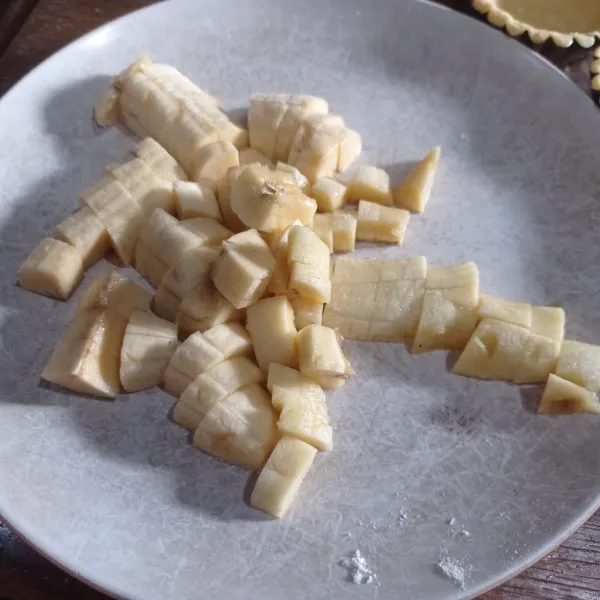 Siapkan pisang, kupas lalu potong kecil kecil