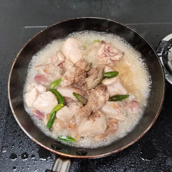 Masukkan cabe dan bumbu perasa seperti tertulis di resep, aduk rata.