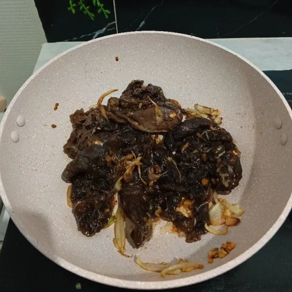 Tumis bawang bombay hingga harum. Masukkan beef slice yang sudah di marinasi sebelumnya. Aduk rata.