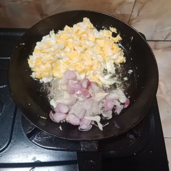 Tumis bawang merah dan bawang putih sampai harum.
