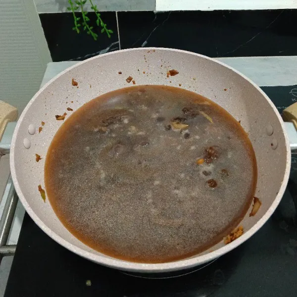 Tambahkan air, kaldu bubuk dan lada. Aduk rata.