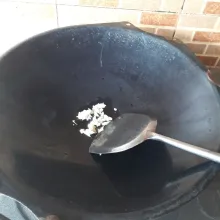 Tumis bawang putih hingga harum.
