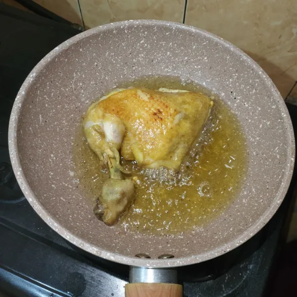 Goreng ayam sebentar saja sampai kecoklatan lalu diiris tipis-tipis, atau disuwir.