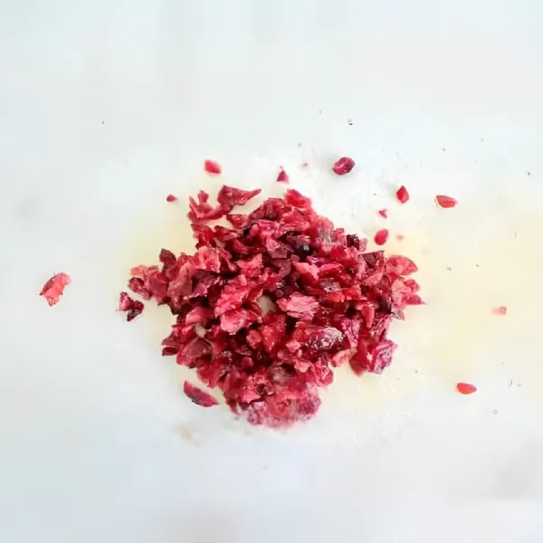 Campurkan yogurt, susu bubuk, dan cranberry cincang dalam wadah, aduk hingga merata