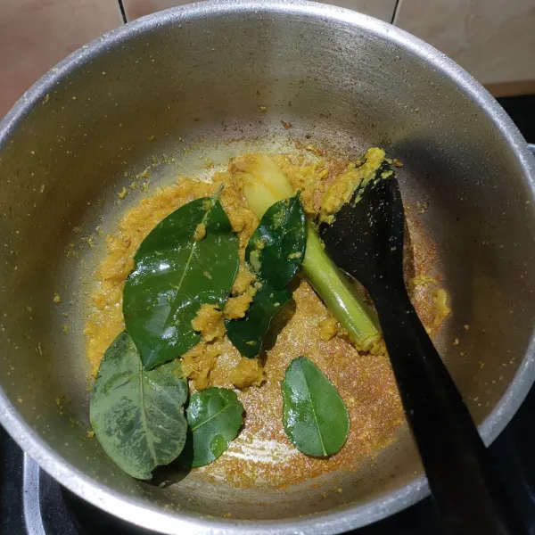Tumis bumbu halus sampai harum, lalu masukkan daun salam, daun jeruk, dan serai. Aduk-aduk sebentar.