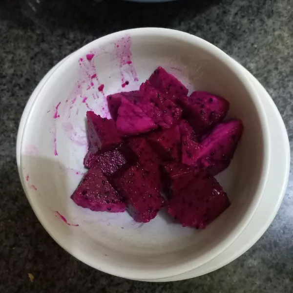 Potong dadu buah naga