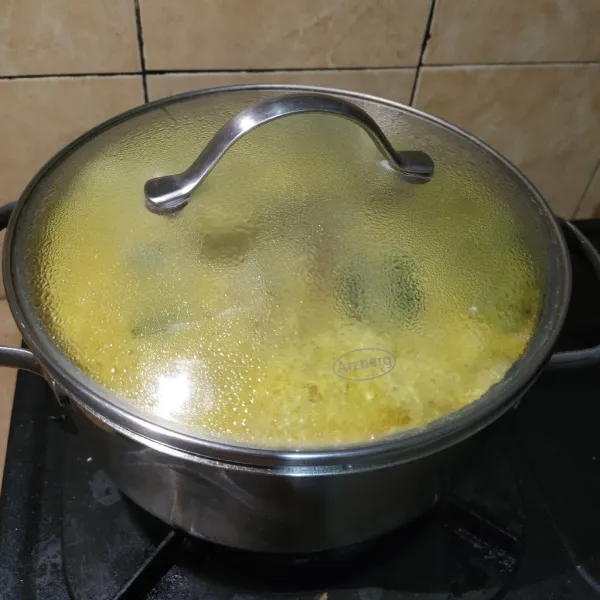 Panci ditutup, masak dengan api sedang selama 30 menit.