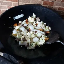 Masukkan sisa bahan lainnya, aduk rata. Masak sebentar saja, asal mendidih dan sayuran layu.