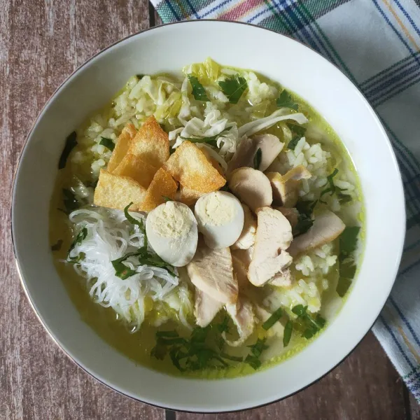 Sajikan selagi hangat/panas, soto ayam dengan topping kentang goreng dan telur puyuh rebus.