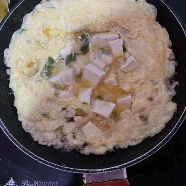 Panaskan minyak lalu tuang telur dan goreng sampai matang