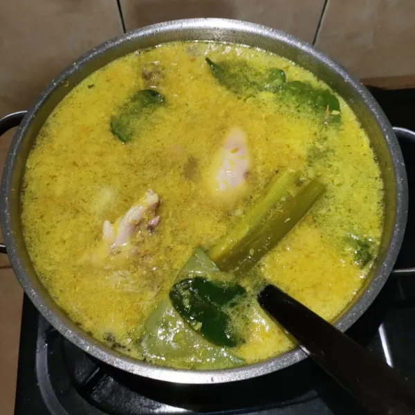 Masukkan air, rebus sampai mendidih, lalu masukkan ayam, garam, merica bubuk dan kaldu jamur.