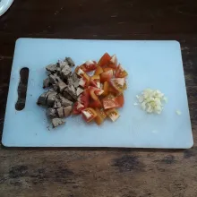 Cincang bawang putih, potong dadu tomat dan hati ayam.