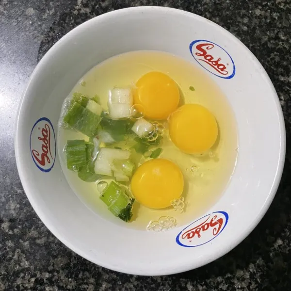 Siapkan telur dan daun pre