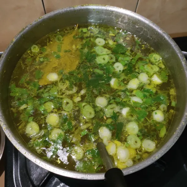 Angkat ayam, lalu tiriskan. Masukkan daun bawang dan seledri. Masak sebentar, lalu matikan kompor.