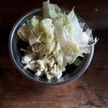 Potong - potong bunga kol dan sawi, cuci bersih dan tiriskan.