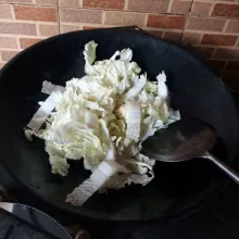 Masukkan bunga kol dan sawi, aduk rata.