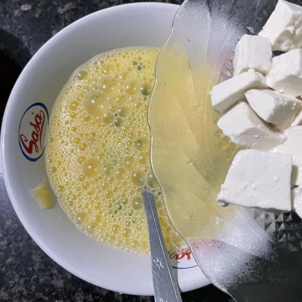 Kocok telur dan beri garam, kaldu bubuk , larutan maizena dan tahu