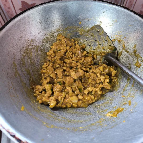 Terakhir masukkan kecap manis aduk rata, kemudian masukkan larutan tepung terigu aduk rata dan masak hingga mengental. Matikan api dan sisihkan terlebih dahulu.
