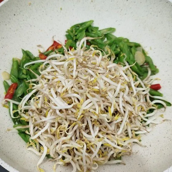 Masukkan saus tiram, soy sauce, garam, lada, minyak wijen dan touge. Aduk hingga tercampur rata. Masak sebentar.