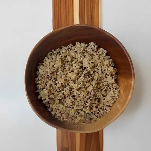 Rendam quinoa dalam air selama 12 jam. Masak quinoa menggunakan rice cooker dengan mode "keep warm" selama kurang lebih 1 jam atau hingga matang