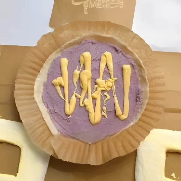 Tambahkan 50 gr keju cheddar leleh di atas pasta taro, lalu ratakan