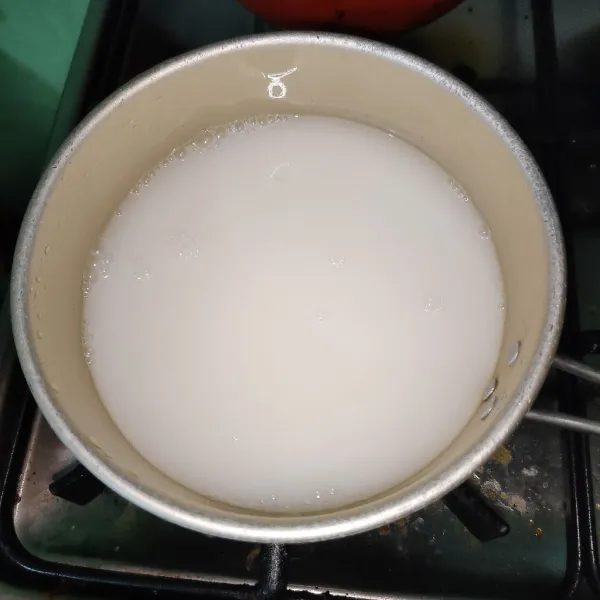 Masak santan dengan air hingga mendidih sambil diaduk supaya tidak pecah. Sisihkan dan dinginkan