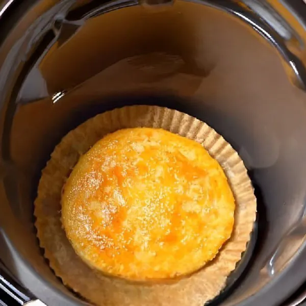 Panggang dalam oven yang telah dipanaskan sebelumnya pada suhu 180°C selama 10 menit. Setelah 10 menit, balik kue dan lanjutkan memanggang selama 5 menit