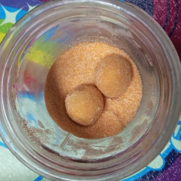 Bulatkan adonan lalu letakkan pada tepung panir.