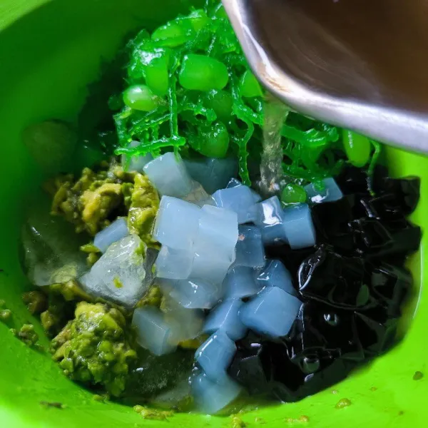Tuang simpel sirup atau air gula.