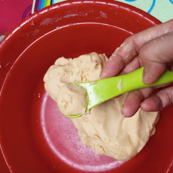 Bentuk adonan dengan sendok takar 7,5 gr.