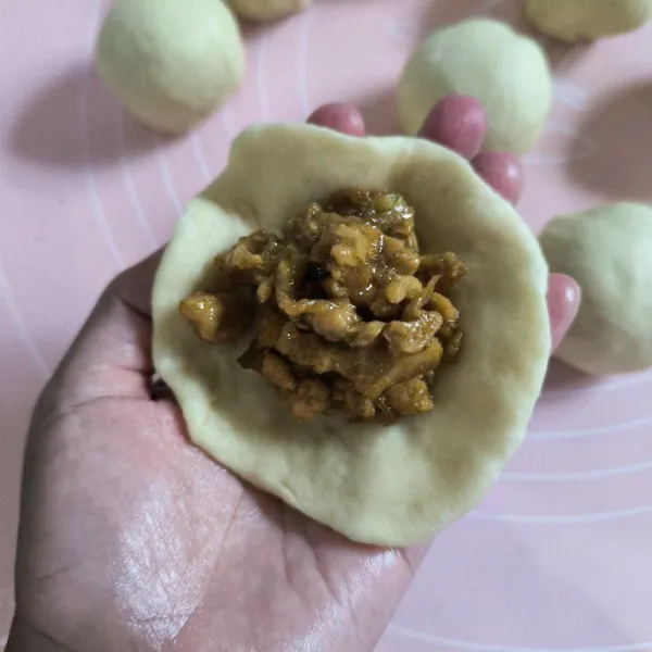 Ambil satu buah adonan kemudian tambahkan isian ayam secukupnya.