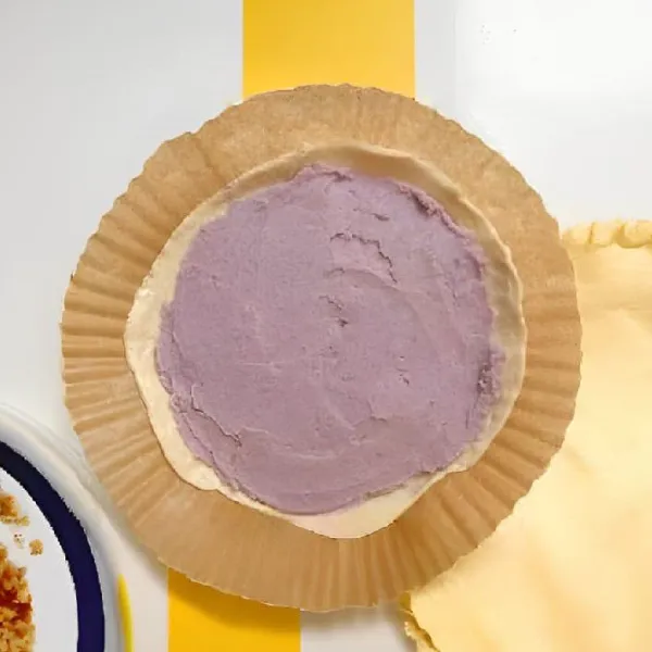 Oleskan adonan 150 gr pasta talas di atas 1 lembar kulit pastry yang sudah disiapkan