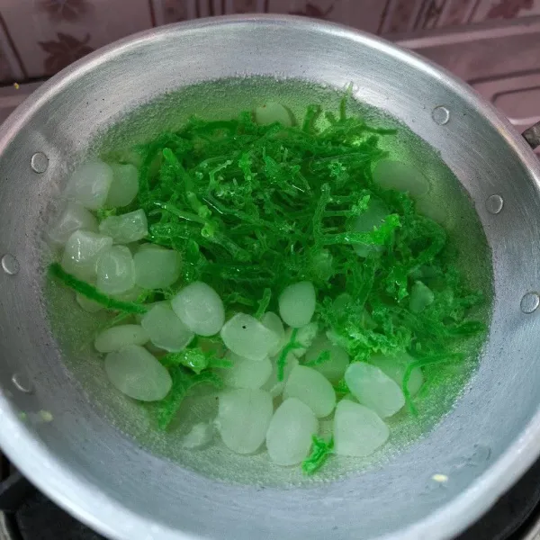 Cuci bersih kolang kaling dan rumput laut kemudian rebus supaya tidak alot.