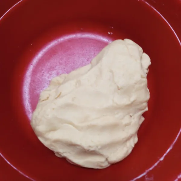 Mixer gula, margarin dan butter hingga merata lalu tuangkan minyak goreng campurkan. Kemudian tambahkan tepung maizena, susu bubuk dan tepung terigu aduk hingga Kalis.