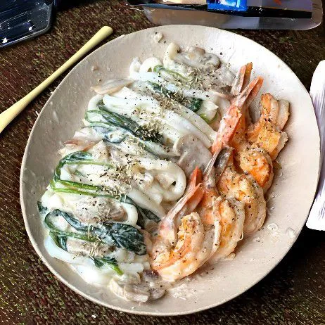 Tata udang rebus di piring dan tuang udon di pinggirnya