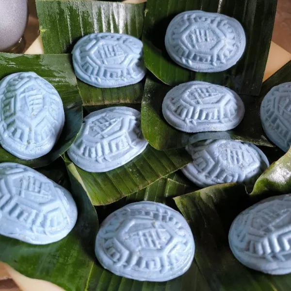 Bulatkan adonan kemudian masukkan kedalam cetakan, kemudian alasi dengan daun pisang yang sudah di olesi dengan sedikit minyak ketok-ketok adonan kue tok supaya keluar dari cetakan.