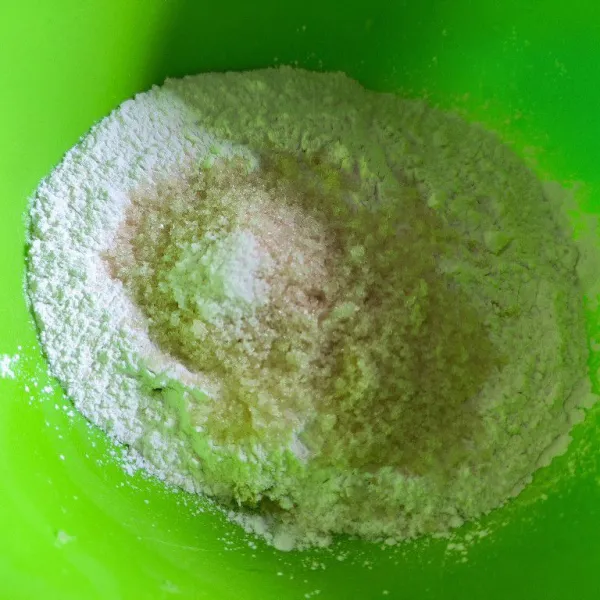 Campur jadi satu tepung ketan, kentang, gula dan garam jadi satu.