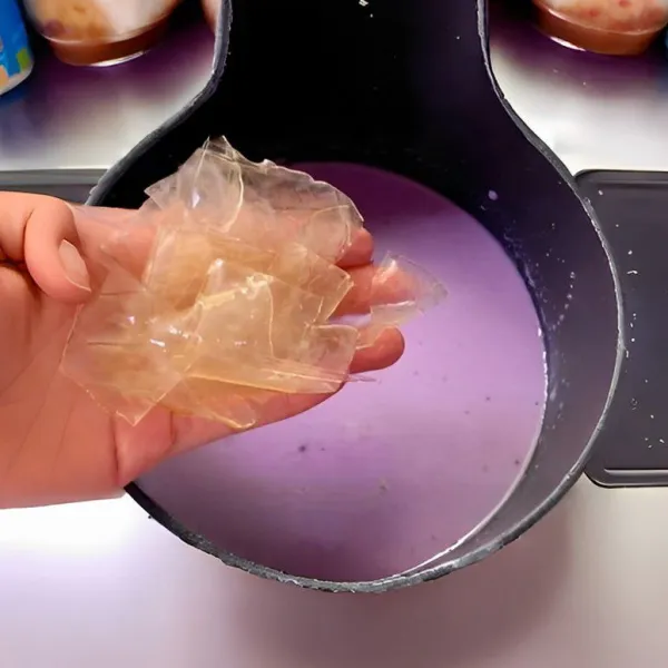 Masukkan 5 gr gelatin lembar yang telah direndam dan diperas airnya. Aduk rata hingga larut