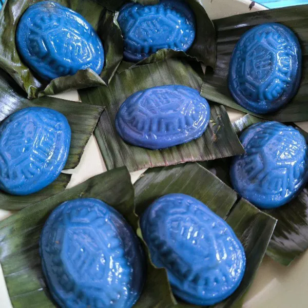 Setelah matang keluarkan dari cetakan dan selagi masih panas, olesi dengan sedikit minyak di atasnya.