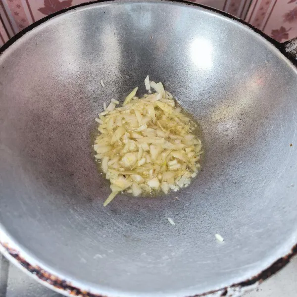 Sambil menunggu adonan mengembang, buat isiannya. Tumis bawang putih dan bawang bombai sampai harum dan matang.
