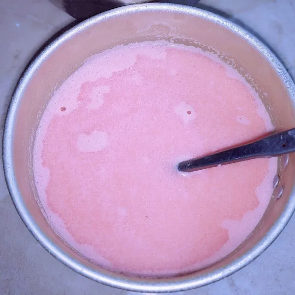 Setelah santan dingin, campur dengan susu UHT, susu kental manis dan sirup cocoandan, koreksi rasa. Sisihkan.