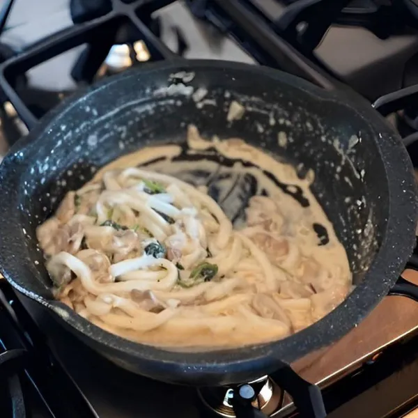 Tambahkan udon, aduk hingga semua bahan tercampur rata dan udon