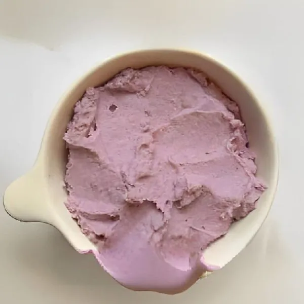 Kukus 150 gr talas taro hingga lunak, lalu haluskan bersama 30 gr tepung ubi ungu, 30 gr gula pasir, dan 50 ml susu cair hingga menjadi pasta lembut