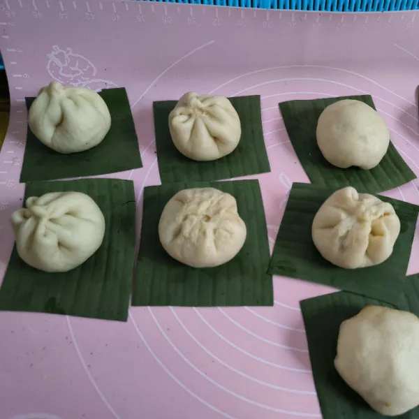 Bentuk bakpao sesuai dengan selera dan alasi bagian bawahnya menggunakan daun pisang, kemudian diamkan kembali selama 10-15 menit.