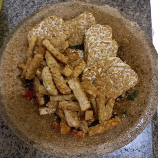 Masukan tempe yang telah matang, haluskan bersama bumbu, koreksi rasa.