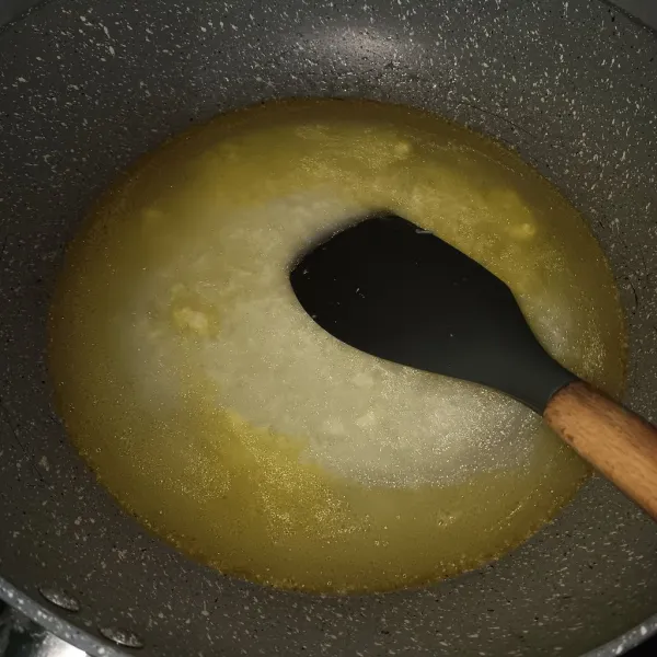 Panaskan mentega sampai leleh. Tuang air rebusan spaghetti. Masukkan cheddar parut dan parmesan. Tunggu sampai mendidih.masukkan garam, merica dan pala.