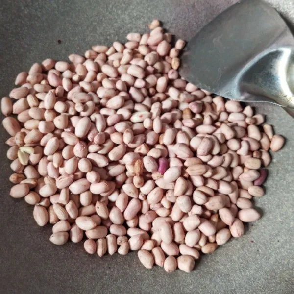 Sangrai kacang tanah hingga matang selama 10 menit dengan menggunakan api kecil.