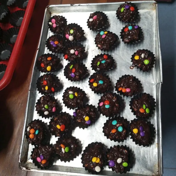Tuangkan ke atas kertas cup cake satu demi satu. Tambahkan toping chocochips.