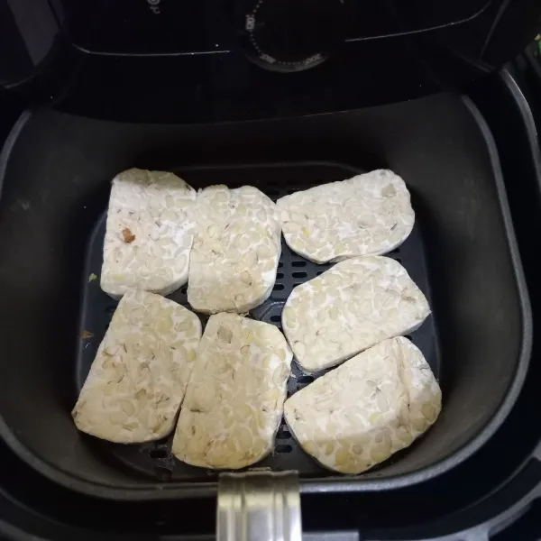 Masukan irisan tempe setengah bagian ke dalam air fryer selama 30 menit.